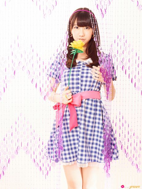 亞洲美女柏木由希 (Yuki Kashiwagi) 展示她的大胸部並獨自擺姿勢