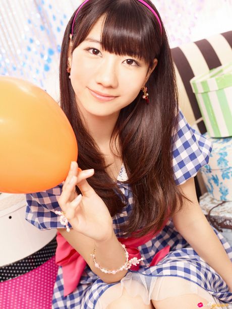 亞洲美女柏木由希 (Yuki Kashiwagi) 展示她的大胸部並獨自擺姿勢