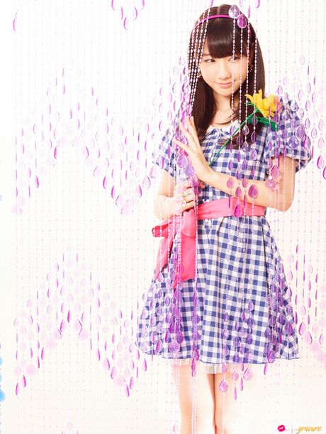 亞洲美女柏木由希 (Yuki Kashiwagi) 展示她的大胸部並獨自擺姿勢