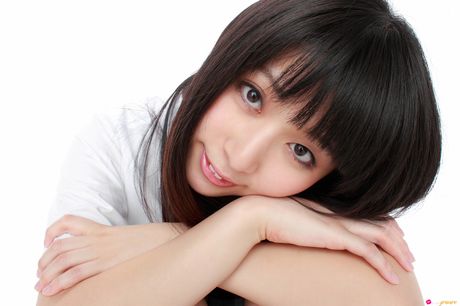 亞洲美女鈴本惠 (Megumi Suzumoto) 展示她美麗的乳房，並穿著絲襪擺姿勢