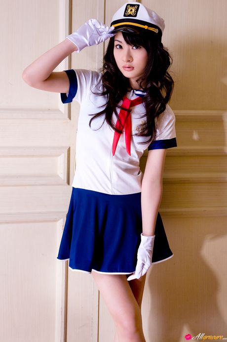 亞洲尤物三井真由脫下衣服，露出手套和豐滿的臀部