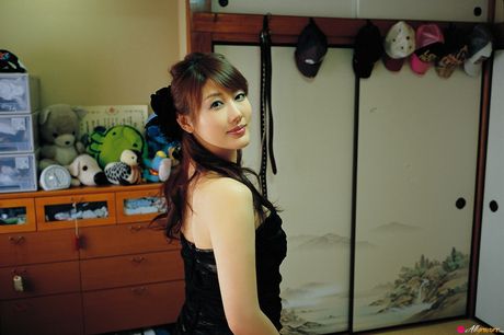 Asiatisk teenager Megumi Yasu afslører sine petite små bryster og poserer solo