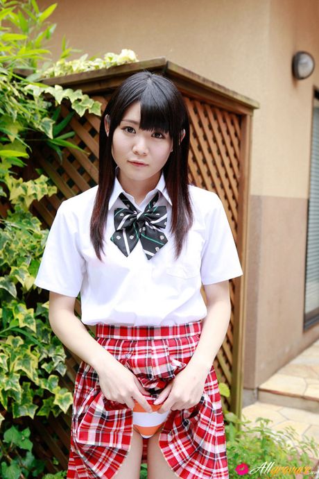 Den asiatiske skolepige Sayaka Otonashi stripper ned til knæstrømperne og poserer