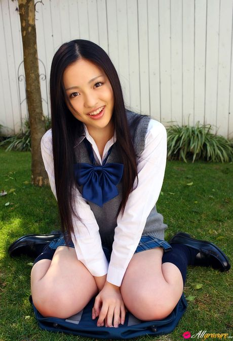 亞洲女孩 Shizuka 穿著學生製服赤裸裸地躺在毯子上