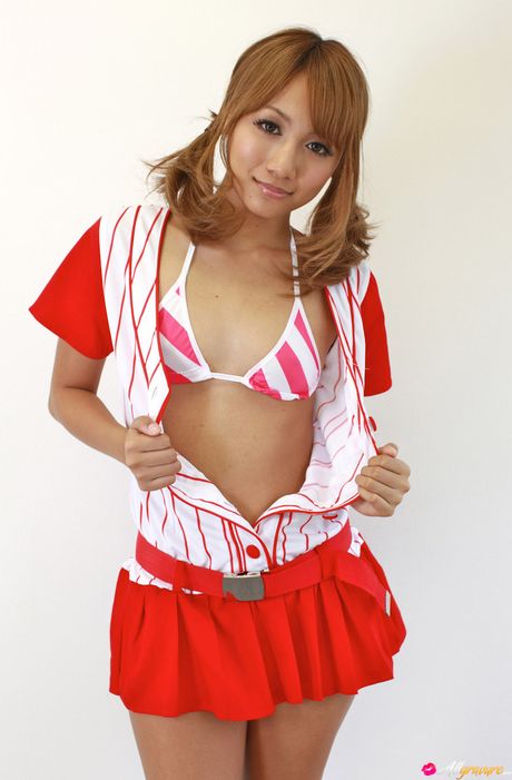 棕眼日本美女 Rio Sakura 脫下內褲，露出性感的臀部