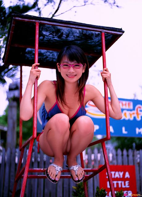 メガネをかけたアジアの美女、時任亜美が巨大なおっぱいと毛のない陰部を露わにする