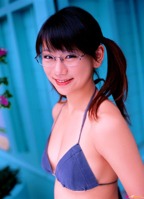 メガネをかけたアジアの美女、時任亜美が巨大なおっぱいと毛のない陰部を露わにする