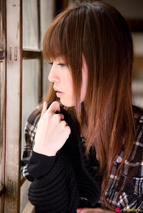 亞洲美女 Aya Nakata 穿著黑色連身裙和高跟鞋裸體