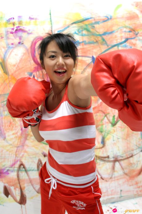 Smuk asiatisk babe Sayaka Isoyama præsenterer sine fantastiske meloner og sin trimmede fisse