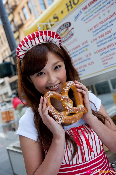 棕毛、長毛、1girl、道路、街道、路邊、城市景觀、戶外