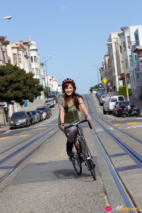 棕毛、長毛、1girl、道路、街道、路邊、城市景觀、戶外