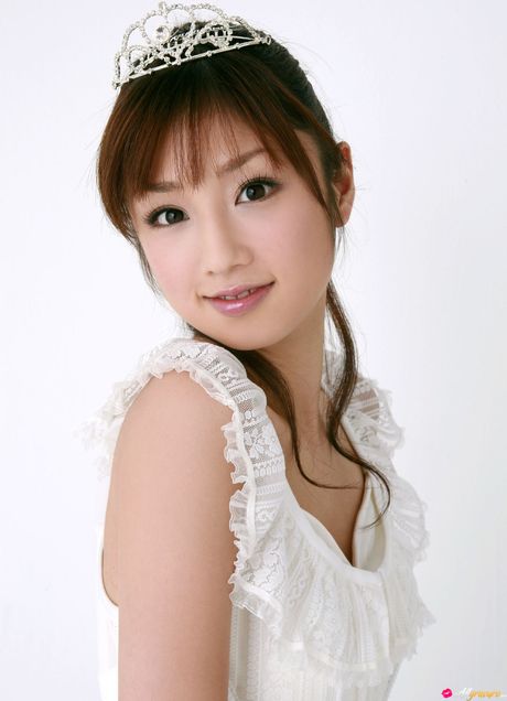 Sweet japanese babe Yuko Ogura removes her dress and poses in a bikini