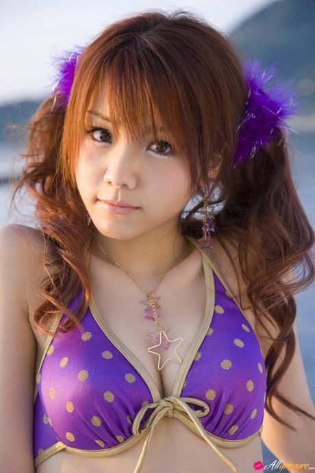 身穿比基尼的田中玲奈脫下比基尼，展現她完美的乳房