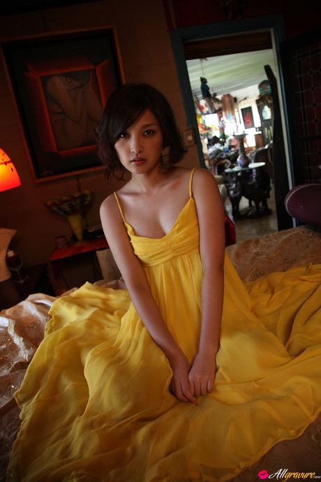 亞洲女孩 Rika Ishikawa 赤身裸體，戴著牛仔帽，穿著牛仔靴