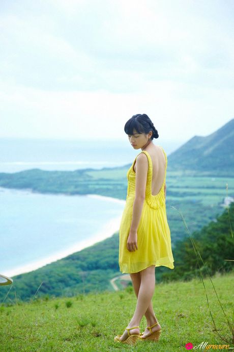 亞洲美女川口春奈 (Haruna Kawaguchi) 展示她令人驚嘆的胸部，並在獨奏中擺出各種姿勢