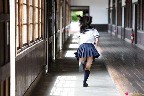 アジアの女子高生、鈴木愛理がニーソックス姿でベッドの上で裸になる