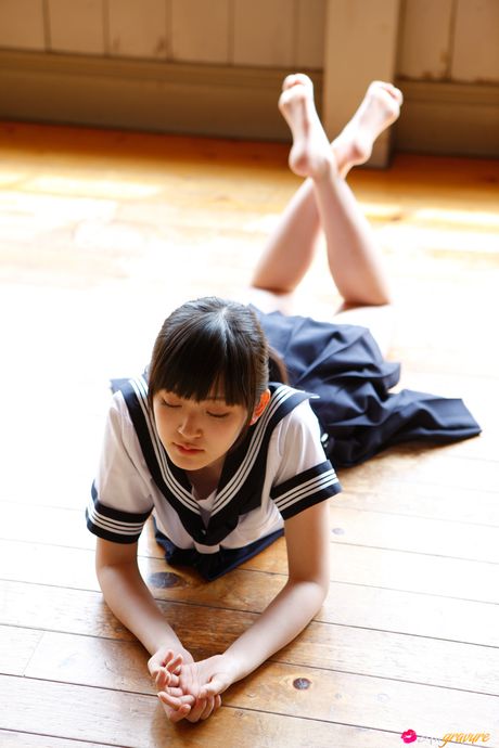 アジアの女子高生、鈴木愛理がニーソックス姿でベッドの上で裸になる