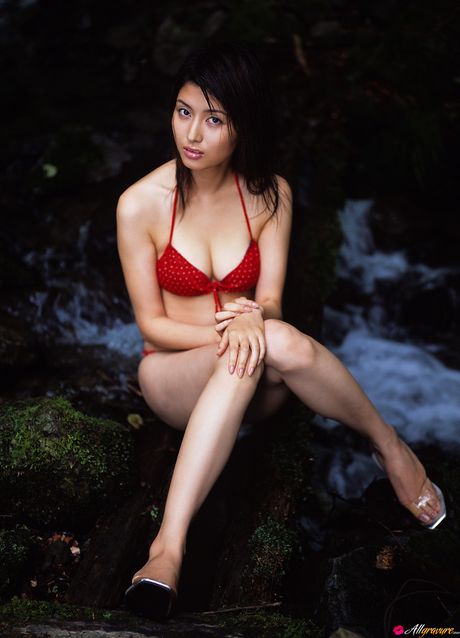 亞洲女孩橋本真奈美在野外展示她的天然乳房和姿勢