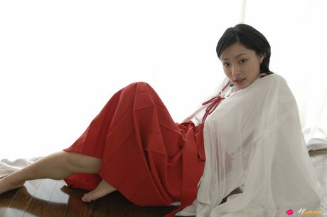 アジアの美女佐藤和沙が指ファックの前にビキニを脱ぐ