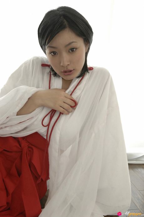 アジアの美女佐藤和沙が指ファックの前にビキニを脱ぐ