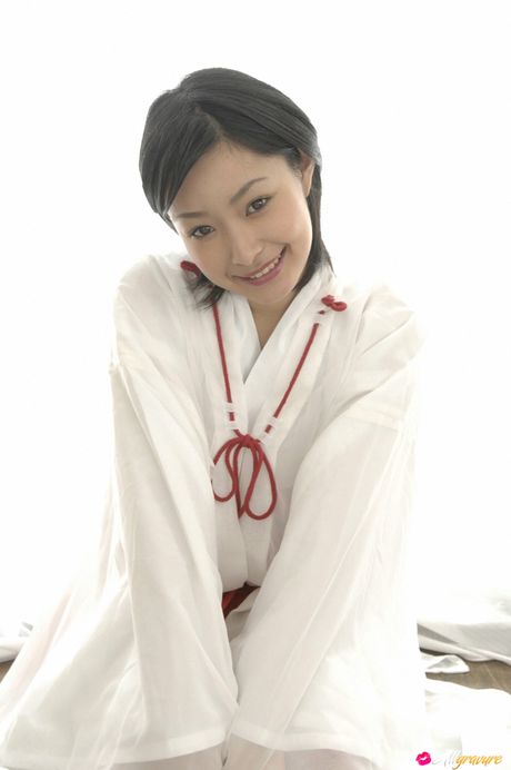 アジアの美女佐藤和沙が指ファックの前にビキニを脱ぐ