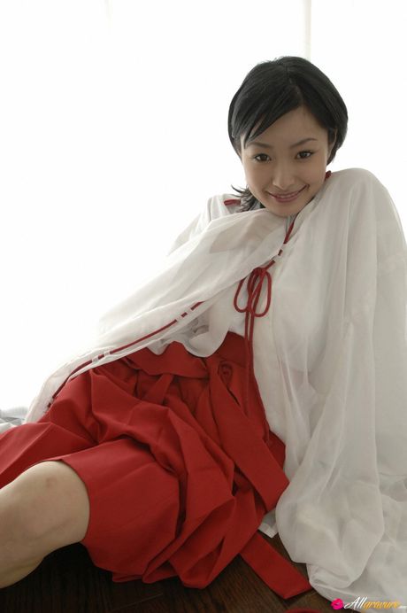 アジアの美女佐藤和沙が指ファックの前にビキニを脱ぐ