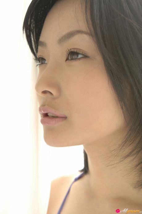 アジアの美女佐藤和沙が指ファックの前にビキニを脱ぐ