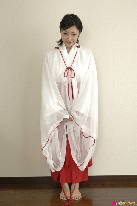 Asiatisk skønhed Kazusa Sato fjerner sin bikini før en fingerfuck