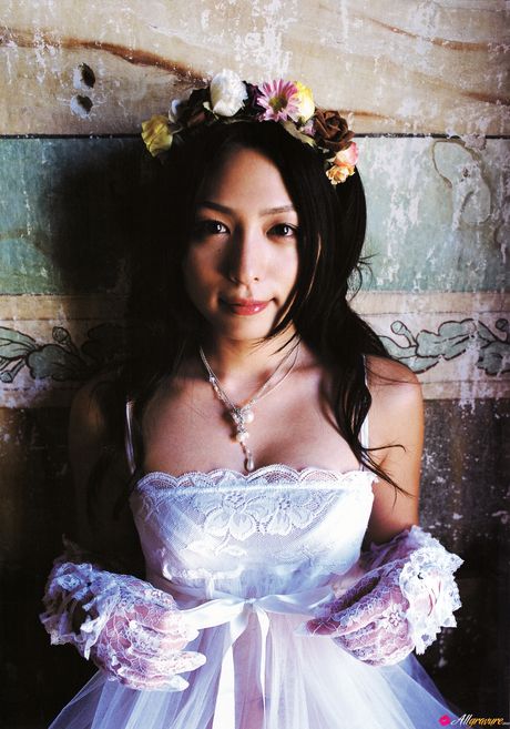 Den asiatiske dukke Yukkie Kawamura tager sin bikini af før et nøgenmodeljob