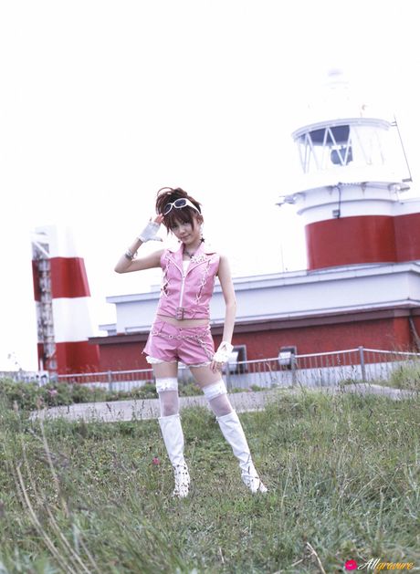 亞洲尤物田中玲奈獨自展示她令人驚嘆的乳房和姿勢