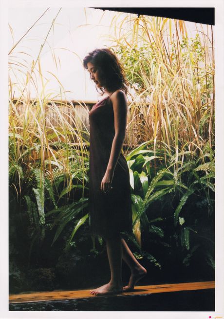 Asian stunner Rika Ishikawa flaunts her amazing racks and offers her figure without clothing outdoors