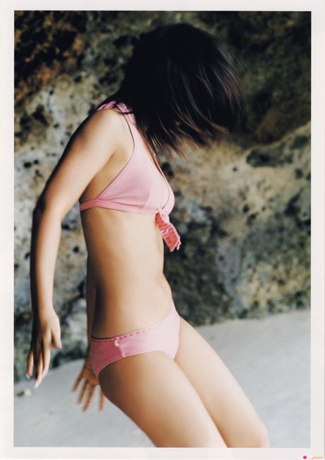 Asiatisk skønhed Rika Ishikawa viser sine fantastiske bryster og viser sin figur uden tøj udendørs