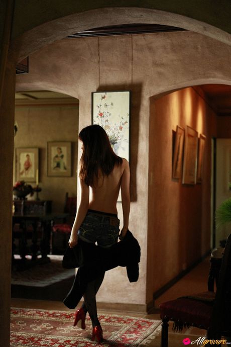 Asiatisk søde Mayumi Ono bliver sensuelt nøgen på en sofa