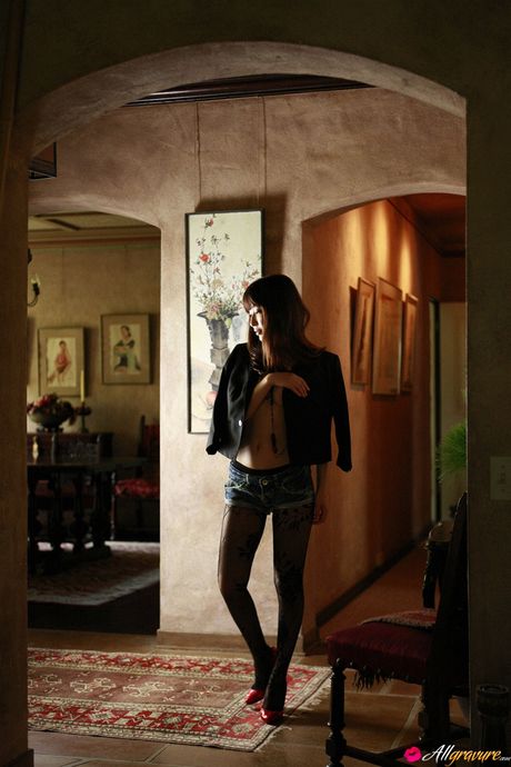 Asiatisk søde Mayumi Ono bliver sensuelt nøgen på en sofa