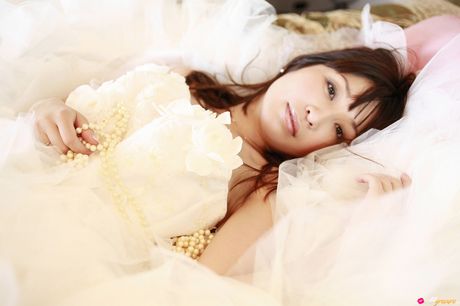 Asiatisk søde Mayumi Ono bliver sensuelt nøgen på en sofa