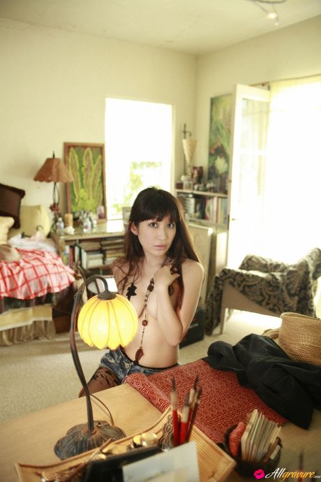 Asiatisk søde Mayumi Ono bliver sensuelt nøgen på en sofa