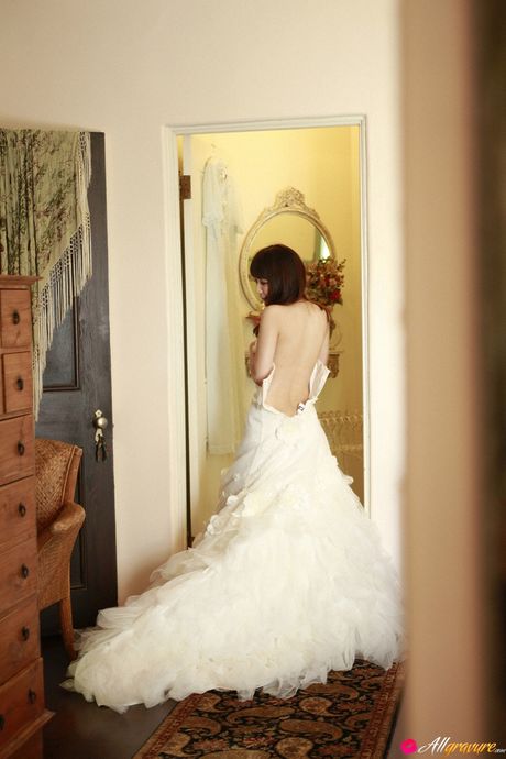 Asiatisk søde Mayumi Ono bliver sensuelt nøgen på en sofa