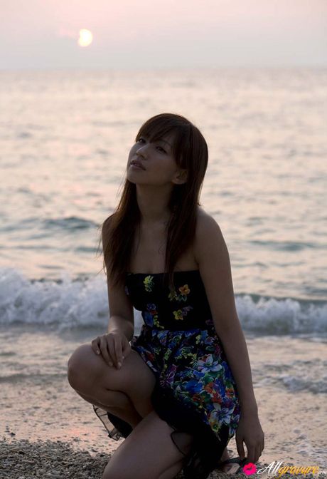 巨乳のアジア人美女、優木まおみが大きなおっぱいを披露し、ソロでポーズをとる