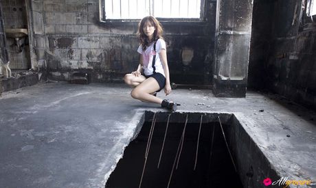 Big-breasted Asian babe Yuuki Maomi shows her huge tits and poses in a solo