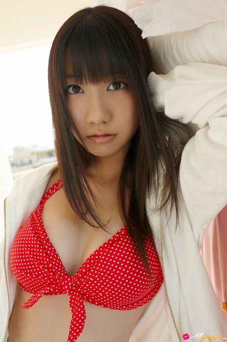 Asian girl Yuki Kashiwagi doffs her bikini and demonstrates her natural tits