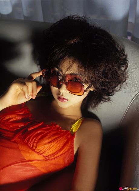 Asian girl Aki Hoshino gets naked on a kitchen counter