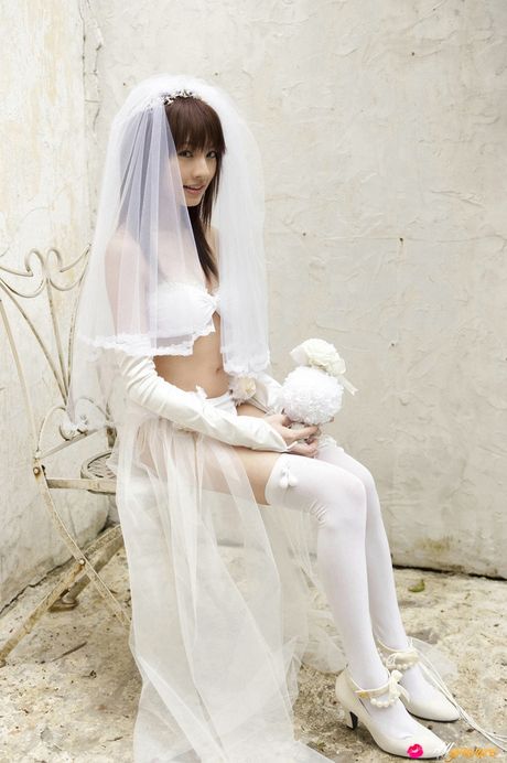 亞洲美女 Shuen 身穿婚紗，展示她的小胸部和姿勢