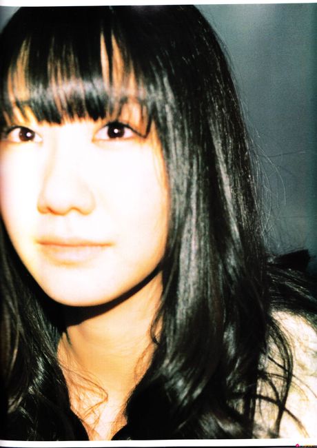 亞洲美女柏木由希 (Yuki Kashiwagi) 展示她巨大的乳房，並在獨奏中捕捉她身著天空服裝的外表