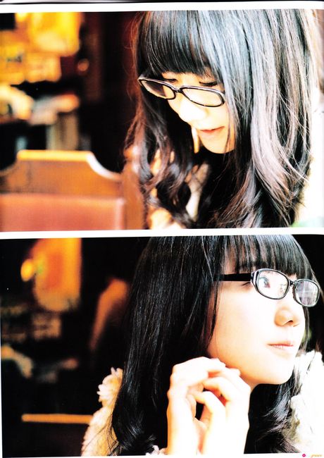 亞洲美女柏木由希 (Yuki Kashiwagi) 展示她巨大的乳房，並在獨奏中捕捉她身著天空服裝的外表