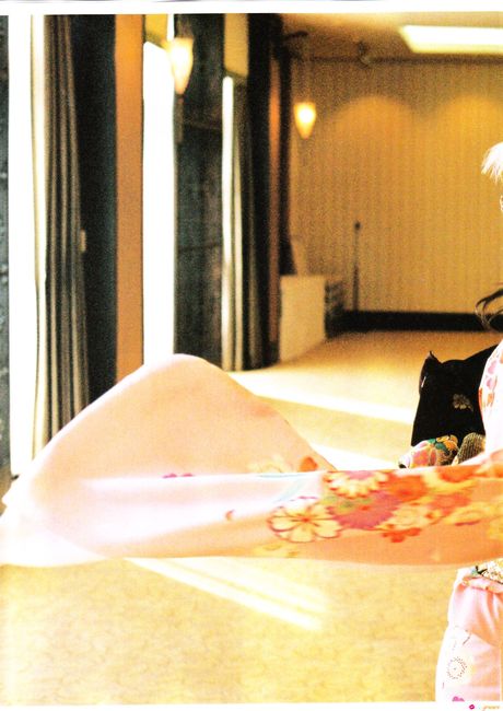 亞洲美女柏木由希 (Yuki Kashiwagi) 展示她巨大的乳房，並在獨奏中捕捉她身著天空服裝的外表