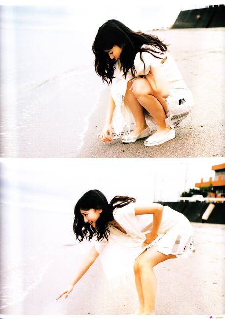 亞洲美女柏木由希 (Yuki Kashiwagi) 展示她巨大的乳房，並在獨奏中捕捉她身著天空服裝的外表