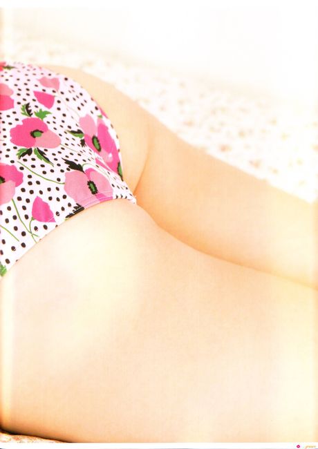 亞洲美女柏木由希 (Yuki Kashiwagi) 展示她巨大的乳房，並在獨奏中捕捉她身著天空服裝的外表