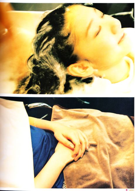 亞洲美女柏木由希 (Yuki Kashiwagi) 展示她巨大的乳房，並在獨奏中捕捉她身著天空服裝的外表