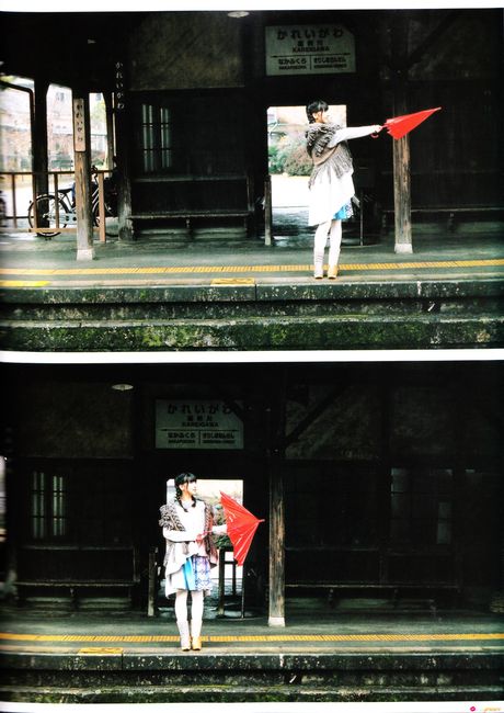 亞洲美女柏木由希 (Yuki Kashiwagi) 展示她巨大的乳房，並在獨奏中捕捉她身著天空服裝的外表