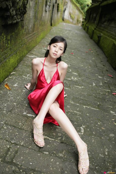 Asiatisk babe Emi Hasegawa tager sin bikini af før et nøgenmodeljob